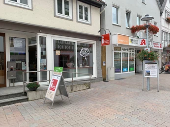 Eingang einer Tourist-Information in Blomberg mit barrierefreier Struktur und Informationsaufsteller.