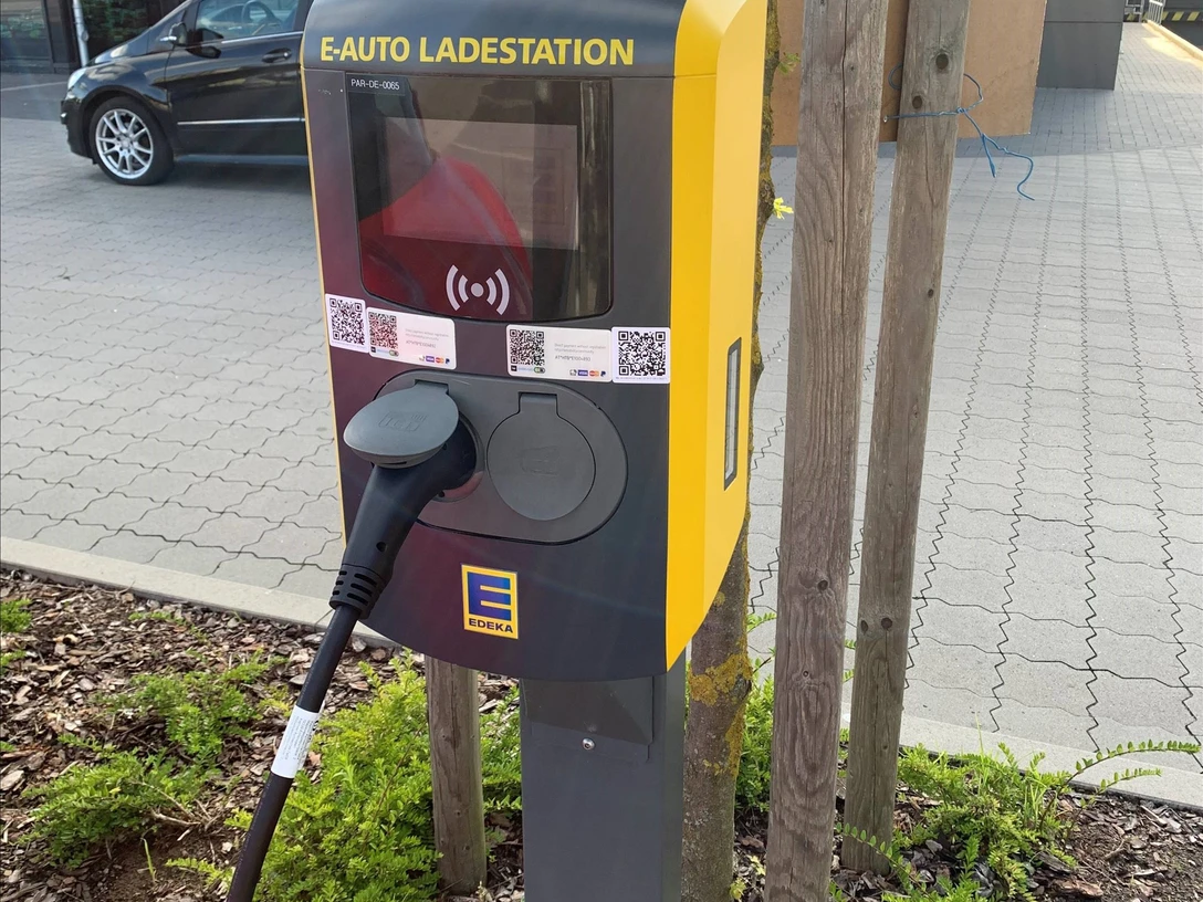 E-Ladestation Edeka Parkplatz