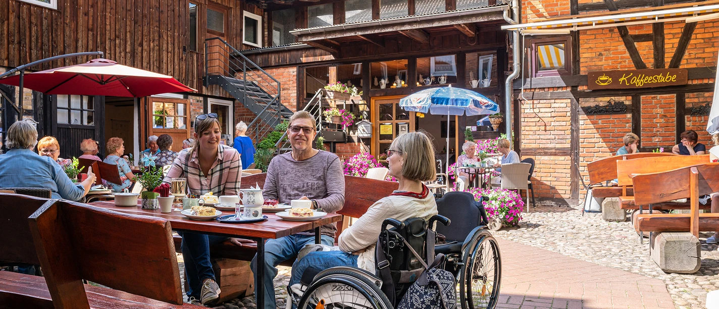 Kaffeestube im Hof_Urlaubsgäste (c) BBM Markus Tiemann.jpg
