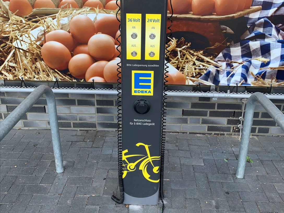 E-Bike-Ladestation bei Edeka