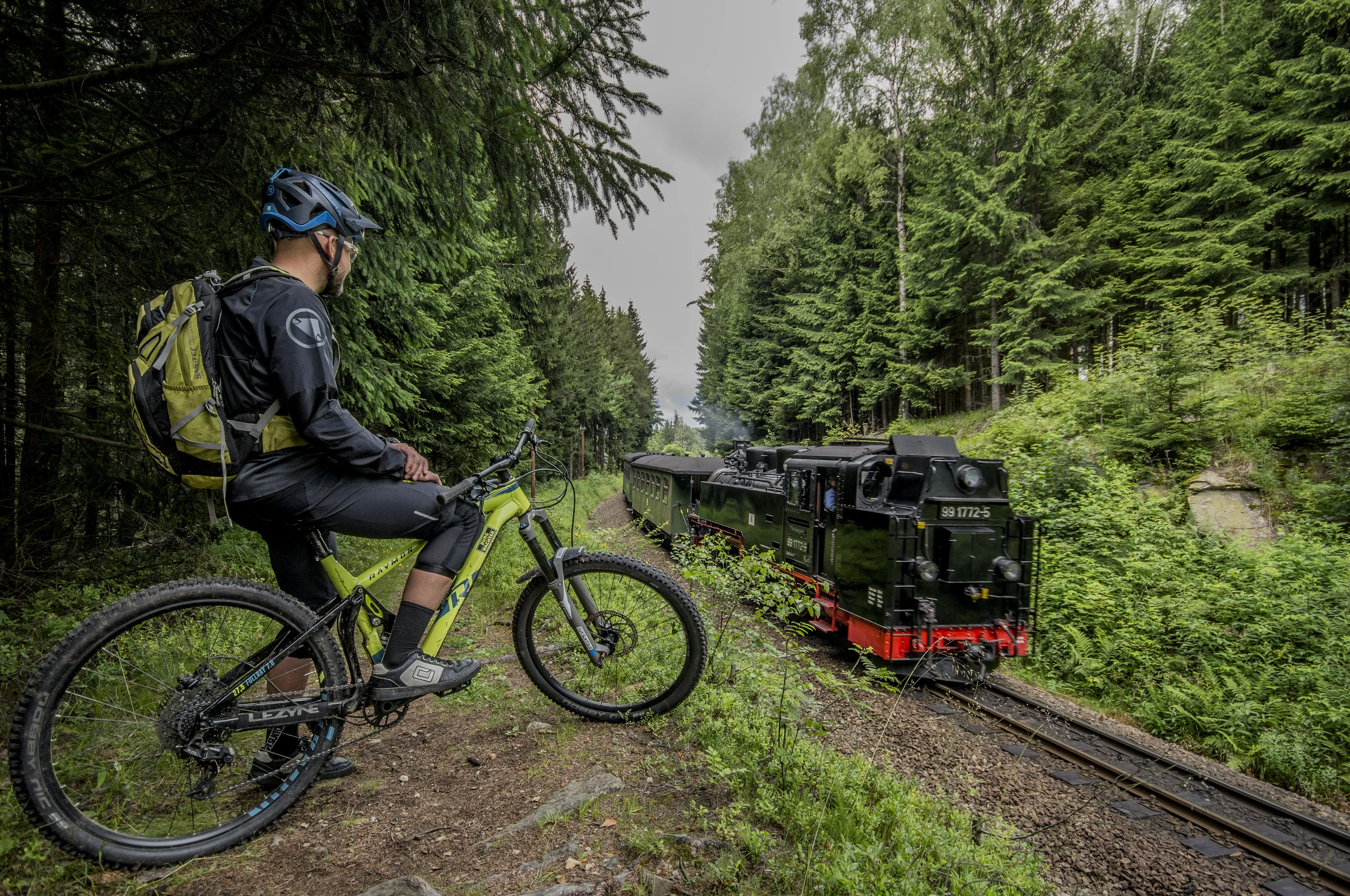 Ein willkommenes Treffen mit der Erzgebirgischen Aussichtsbahn | Foto: Tim Kablau