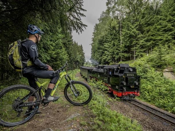 Ein willkommenes Treffen mit der Erzgebirgischen Aussichtsbahn | Foto: Tim Kablau