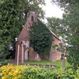 Kapelle Bokelesch Die kleine Kirche, idyllisch umgeben von üppigem Grün und Efeu, wirkt wie ein versteckter Schatz in der friedlichen Landschaft Niedersachsens. Der rote Backstein, teilweise von Pflanzen überwuchert, erzählt von Geschichten aus vergangenen Zeiten. Dies ist ein Ort der Stille, ideal für eine ruhige Einkehr oder um einfach nur die beruhigende Atmosphäre zu genießen. Der umliegende Garten lädt zu einem besinnlichen Spaziergang ein und bietet eine perfekte Kulisse für Momente der Besinnung und des Nachdenkens. Der Glockenturm erhebt sich dezent über die Bäume und verleiht dem kleinen Gebäude eine erhabene Anmut. Dies ist nicht nur ein Ort des Gebets, sondern auch ein Zeugnis der architektonischen Einfachheit und Schönheit vergangener Jahrhunderte. Ein Besuch dieser malerischen Kirche bietet sowohl kulturellen Reichtum als auch die Möglichkeit, die Schönheit der Umgebung zu genießen. Ob für stille Momente des Alleinseins oder um die Spiritualität des Ortes zu spüren, diese Kirche strahlt eine unvergessliche Ruhe und zeitlose Eleganz aus.