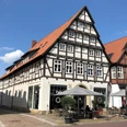 Fachwerkhaus in Nienburg/Weser mit aufregendem Giebel, errichtet aus Holz und Ziegelsteinen.