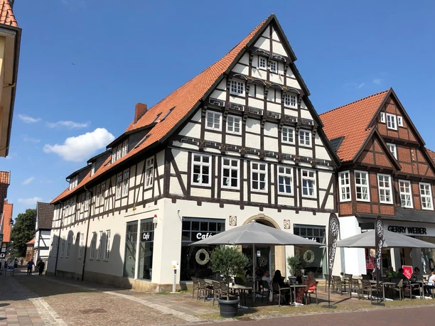 Fachwerkhaus in Nienburg/Weser mit aufregendem Giebel, errichtet aus Holz und Ziegelsteinen.