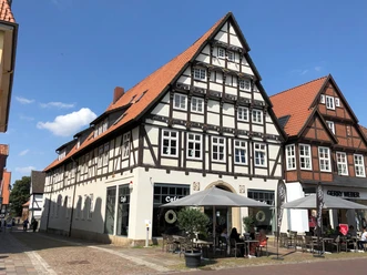 Patrizierhaus des Gödeke Schünemann Fachwerkhaus in Nienburg/Weser mit aufregendem Giebel, errichtet aus Holz und Ziegelsteinen.