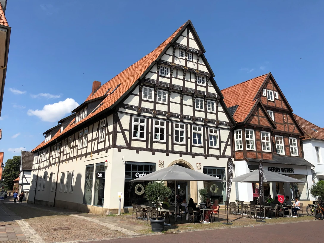 Patrizierhaus des Gödeke Schünemann Fachwerkhaus in Bückeburg mit markantem Satteldach und Café im Erdgeschoss bei Sonnenschein.