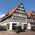 Patrizierhaus des Gödeke Schünemann Fachwerkhaus in Bückeburg mit markantem Satteldach und Café im Erdgeschoss bei Sonnenschein.