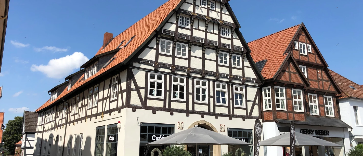 Patrizierhaus des Gödeke Schünemann Fachwerkhaus in Bückeburg mit markantem Satteldach und Café im Erdgeschoss bei Sonnenschein.