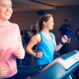Fitness Zwei junge Frauen und ein Mann trainieren fröhlich auf Laufbändern in einem modernen Fitnessstudio.Two young women and a man are happily exercising on treadmills in a modern fitness studio.To unge kvinder og en mand træner gladeligt på løbebånd i et moderne fitnesscenter.Twee jonge vrouwen en een man sporten vrolijk op loopbanden in een modern fitnesscentrum.