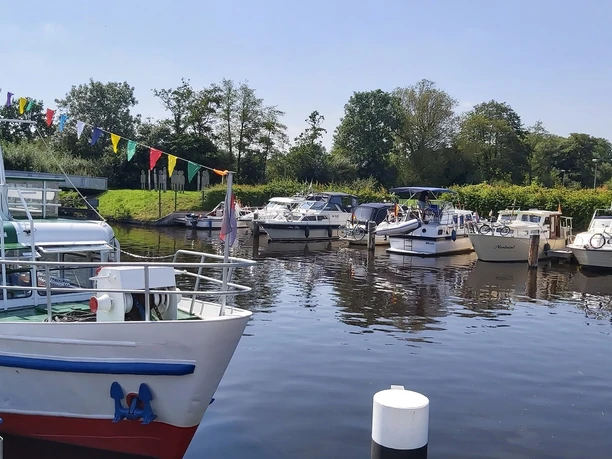 Sportboote im Auricher Hafen Aurich Hafen Freizeithafen Boote Schiffe