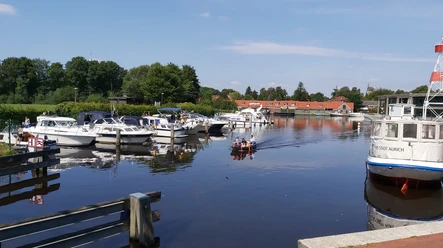 Auricher Hafen mit Booten Sportboothafen Aurich Hafen Ostfriesland
