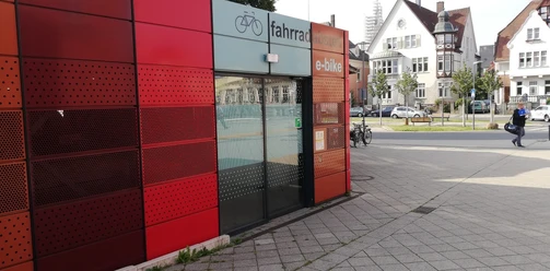 Eingangsbereich Fahrradstation am Bahnhof Detmold Eingangsbereich der Fahrradstation in Detmold mit auffälliger roter Fassade und gläserner Tür.