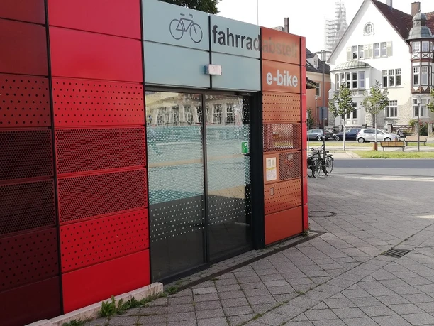 Eingangsbereich Fahrradstation am Bahnhof Detmold Eingangsbereich der Fahrradstation in Detmold mit auffälliger roter Fassade und gläserner Tür.