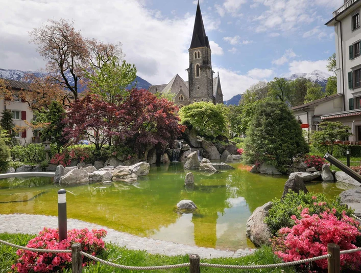 interlaken-japanischer-garten-teich-kirche-hotel-interlaken.jpg