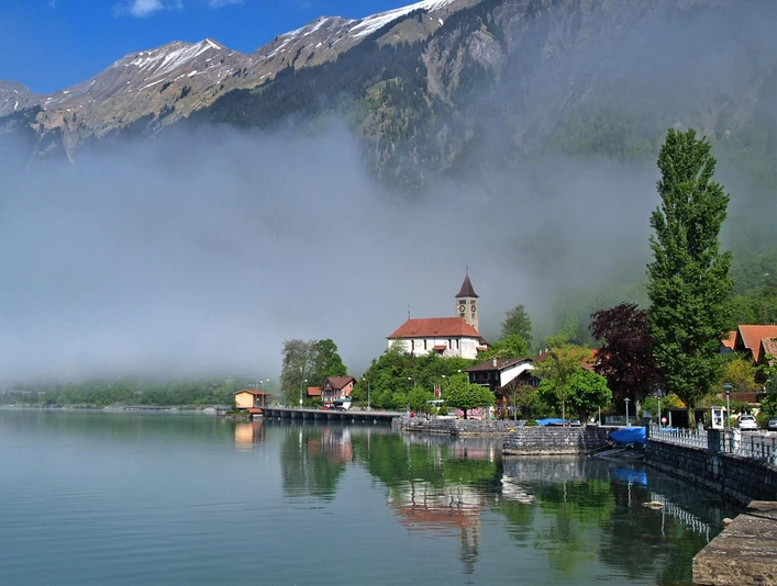 brienz-seepromenade-nebel-brienzersee-sommer.jpg