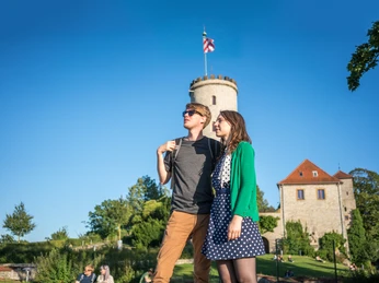 Sparrenburg in Bielefeld Junges Paar genießt sonnigen Tag vor der mittelalterlichen Sparrenburg in Bielefeld.