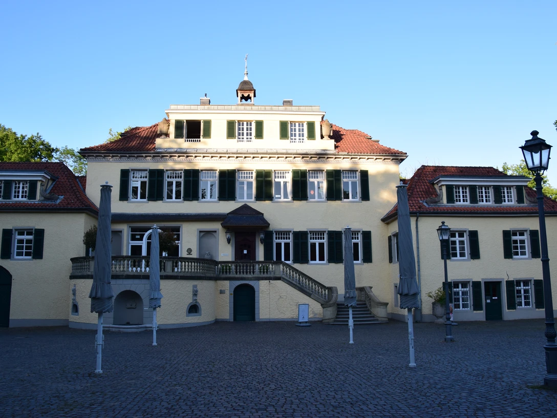 Schloss Eulenbroich <p>Historisches Herrenhaus in Rösrath mit symmetrischer Fassade und geschlossenem Sonnenschirmstühlen.</p>