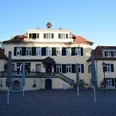 Schloss Eulenbroich <p>Historisches Herrenhaus in Rösrath mit symmetrischer Fassade und geschlossenem Sonnenschirmstühlen.</p>