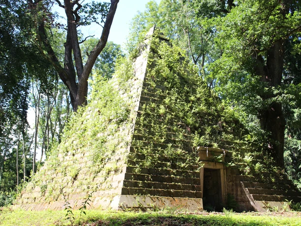 Mausoleum am Laves Kulturpfad Pyramidenmausoleum am Laves Kulturpfad