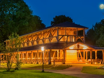 Gradierwerk bei Nacht.jpg
