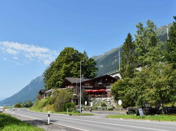 hotel-wildbach-brienz-aussenansicht-gebaeude-strasse-parkplatz.jpg