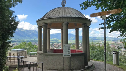 jakobshuebeli-thun-sommer-baeume-wald-aussicht.jpg