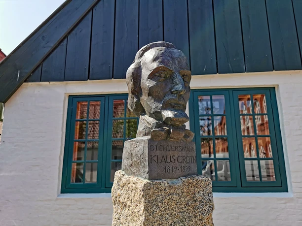 Museumsinsel Heide, Büste Klaus Groth