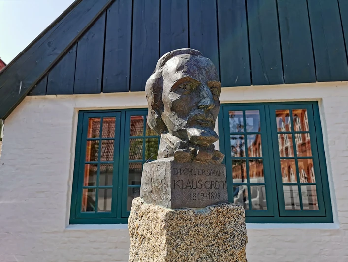 Museumsinsel Heide, Büste Klaus Groth