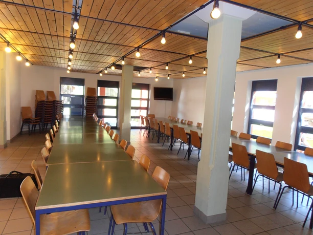 Gruppenunterkunft Mehrzweckhalle Gruppenunterkunft Mehrzweckhalle