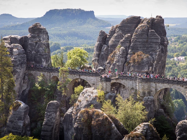 Bild-3.jpg Blick auf die Bastei-Brücke vom einem der Bastei-Aussichtspunkte | Foto: Greg Snell