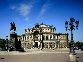 Ds18 Theaterplatz mit Semperoper, Foto DittrichMusikzentrum - die von 1871 bis 1878 von Gottfried Semper erbaute Sächsische Staatsoper beherrscht den Theaterplatz.Foto: DWT / Dittrich Ds18 Theaterplatz mit Semperoper, Foto DittrichMusikzentrum - die von 1871 bis 1878 von Gottfried Semper erbaute Sächsische Staatsoper beherrscht den Theaterplatz.Foto: DWT / Dittrich
