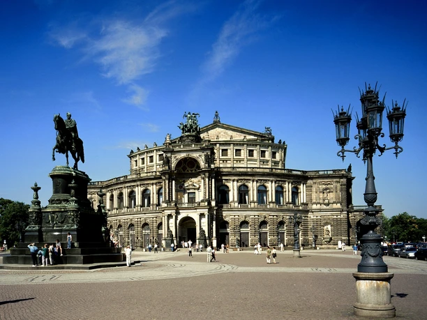 Ds18 Theaterplatz mit Semperoper, Foto DittrichMusikzentrum - die von 1871 bis 1878 von Gottfried Semper erbaute Sächsische Staatsoper beherrscht den Theaterplatz.Foto: DWT / Dittrich Ds18 Theaterplatz mit Semperoper, Foto DittrichMusikzentrum - die von 1871 bis 1878 von Gottfried Semper erbaute Sächsische Staatsoper beherrscht den Theaterplatz.Foto: DWT / Dittrich
