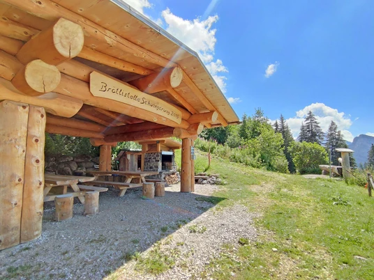 Foyer couvert au «Schwingerweg» Foyer couvert sur le parcours de lutte de Springenboden