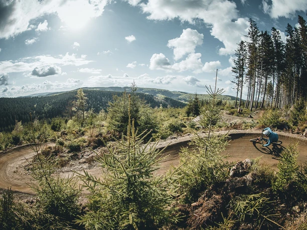 flowtrail-willingen-biker-kurve c) leopold-hermann-mtb-zone-bikepark-willingen.jpg