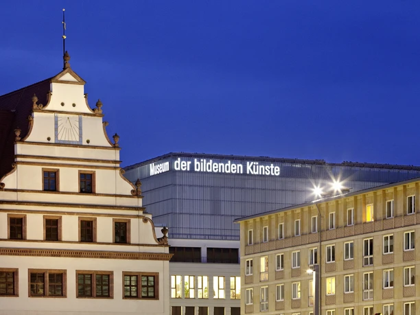 Museum der bildenden Künste Leipzig_Außenansicht Marktplatz_1.jpg Außenansicht des Museums der bildenden Künste Leipzig bei Abenddämmerung.