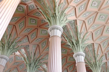 LR_Leipzig_Nikolaikirche_Wolfgang Gärtner_verkleinert.jpg Pfeiler mit palmenartigem Kapitell, detailreiches Gewölbe in Pastellfarben der Nikolaikirche Leipzig.