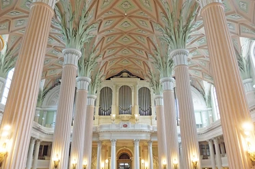 LR_Leipzig_Nikolaikirche_Wolfgang Gärtner_verkleinert-DSCF3171.jpg Innenansicht der Leipziger Nikolaikirche mit Säulen, bemalter Decke und Orgel im Hintergrund.