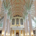 LR_Leipzig_Nikolaikirche_Wolfgang Gärtner_verkleinert-DSCF3171.jpg Innenansicht der Leipziger Nikolaikirche mit Säulen, bemalter Decke und Orgel im Hintergrund.Interior view of Leipzig's Nikolaikirche with columns, painted ceiling and organ in the background.Pohled do interiéru lipského kostela Nikolai se sloupy, malovaným stropem a varhanami v pozadí.Widok wnętrza kościoła Nikolai w Lipsku z kolumnami, malowanym sufitem i organami w tle.Binnenzicht van de Nikolaikerk in Leipzig met zuilen, beschilderd plafond en orgel op de achtergrond.Vista interna della chiesa Nikolai di Lipsia con colonne, soffitto dipinto e organo sullo sfondo.