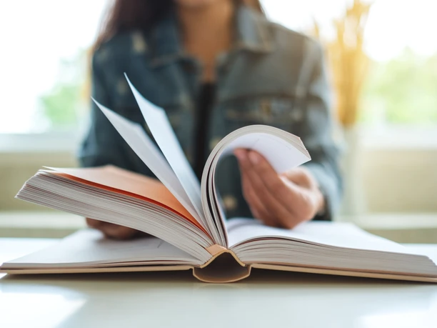 Lesung.jpg Closeup image of a woman sitting and reading book