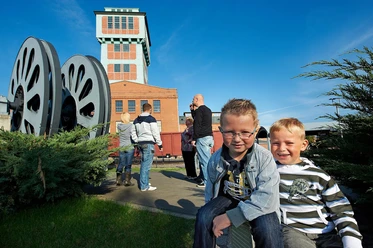 Außenansicht Bergbaumuseum Oelsnitz mit Familie
