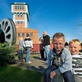 Außenansicht Bergbaumuseum Oelsnitz mit Familie