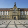 01_KuC_Kunstsammlungen Chemnitz_außen_Foto_PUNCTUM_Bertram Kober_verkleinert.jpg Kulturhaus mit beeindruckender Architektur und großem gepflastertem Vorplatz unter blauem Himmel.Cultural center with impressive architecture and a large paved forecourt under a blue sky.Kulturní centrum s působivou architekturou a velkým dlážděným nádvořím pod modrou oblohou.Centrum kulturalne z imponującą architekturą i dużym brukowanym dziedzińcem pod błękitnym niebem.Cultureel centrum met indrukwekkende architectuur en een groot geplaveid voorplein onder een blauwe hemel.Centro culturale con un'architettura imponente e un ampio piazzale pavimentato sotto un cielo azzurro.