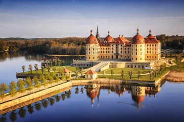 MOR_DDPix_Marcel_Quietzsch_Luftbild_vorn_00338_2015_verkleinert.jpg Luftaufnahme des Barockschlosses Moritzburg, umgeben von einem spiegelglatten See.