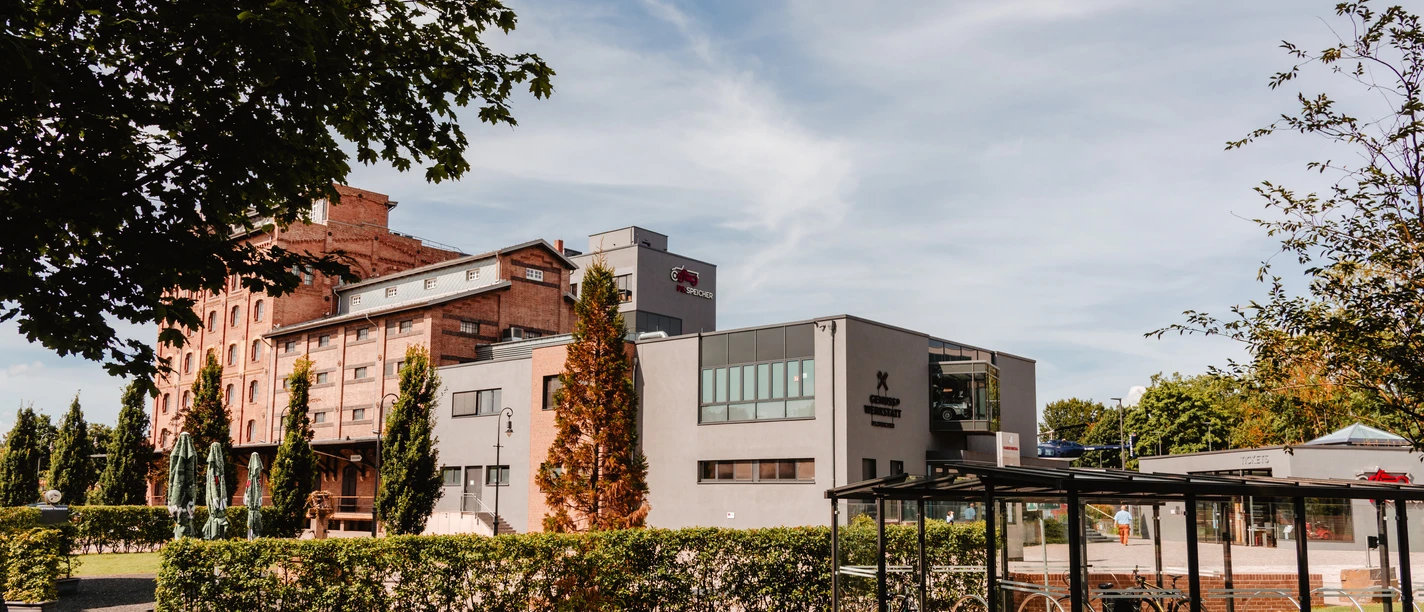 PS.SPEICHER The building of the main exhibition of the PS.SPEICHER in the former granary with the building of the Genusswerkstatt from the outside.