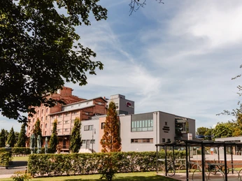 PS.SPEICHER Das Gebäude der Hauptausstellung des PS.SPEICHER im ehemaligen Kornspeicher mit dem Gebäude der Genusswerkstatt von außen.The building of the main exhibition of the PS.SPEICHER in the former granary with the building of the Genusswerkstatt from the outside.Bygningen af PS.SPEICHERs hovedudstilling i det tidligere kornmagasin med bygningen af Genusswerkstatt set udefra.Het gebouw van de hoofdtentoonstelling van PS.SPEICHER in de voormalige graanschuur met het gebouw van de Genusswerkstatt vanaf de buitenkant.