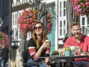 Historischer Marktplatz Hildesheim Zwei Personen beim Kaffeetrinken auf dem historischen Marktplatz Hildesheim