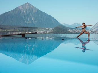 strandbad-merligen-thunersee-sommer-pool-niesen-yoga.jpg