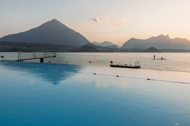 strandbad-merligen-thunersee-sommer-niesen-stockhorn.jpg