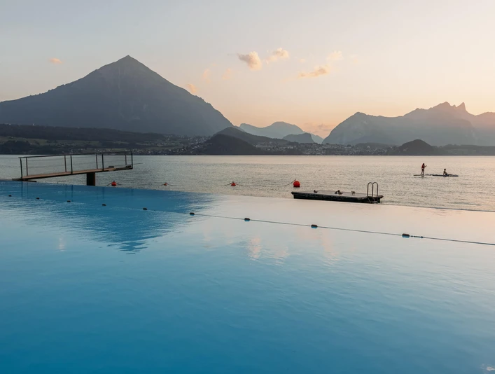 strandbad-merligen-thunersee-sommer-niesen-stockhorn.jpg
